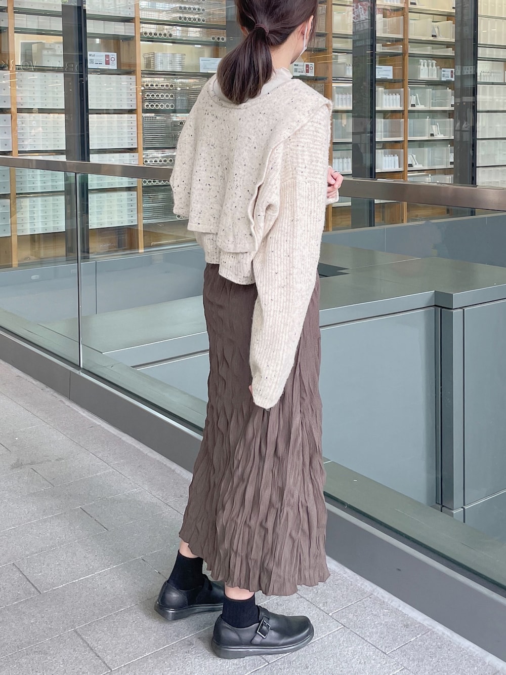 ホワイト系のカーディガン/ボレロを着用したレディースの冬コーディネートの2枚目の写真