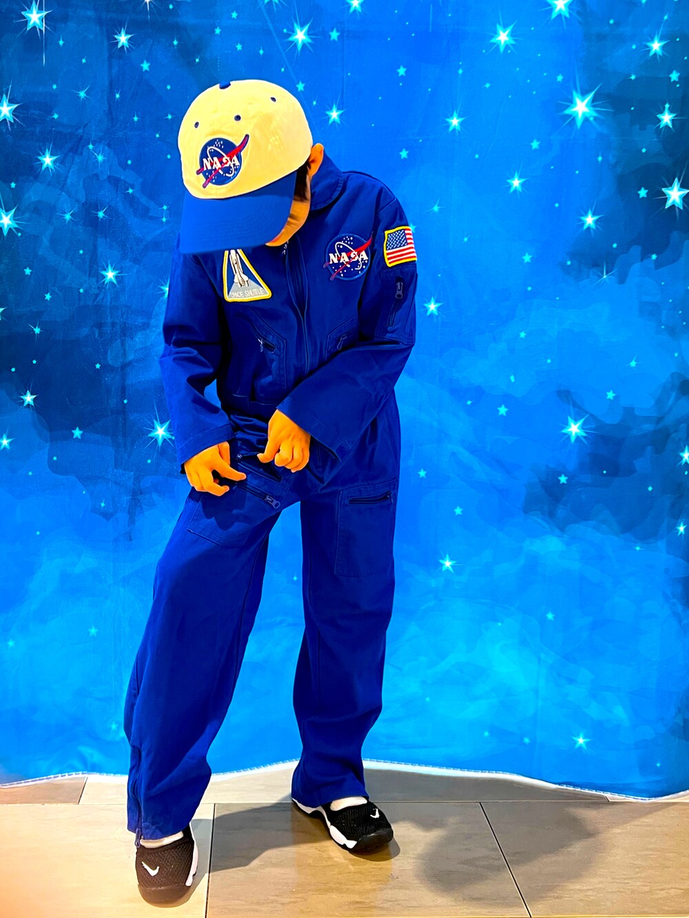 「NASA、nasaコーデ、秋ルック紹介するよ、ハロウィン、ハロウィンコーデ、happy halloween、宇宙」｜「NASAのアイテム（オールインワン・サロペット、ブルー系）」を使った、kenmoxさん（キッズ・131cm）の秋コーディネートの2枚目の写真