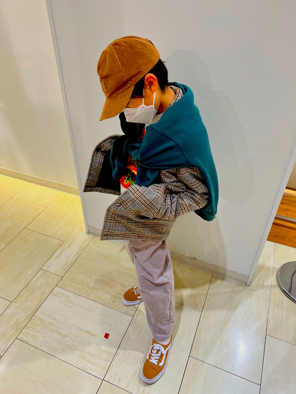 「チョコ色に染まれ、休日コーデ、男の子コーデ、肩がけ、VANS、チェックコート、おとこのこ、ヒザデルパンツ、スウェット、キャップ」｜「VANSのVANS ヴァンズ OLD SKOOL(19-22) CINNAMON（スニーカー、ブラウン系）」を使った、kenmoxさん（キッズ・125cm）の冬コーディネートの2枚目の写真