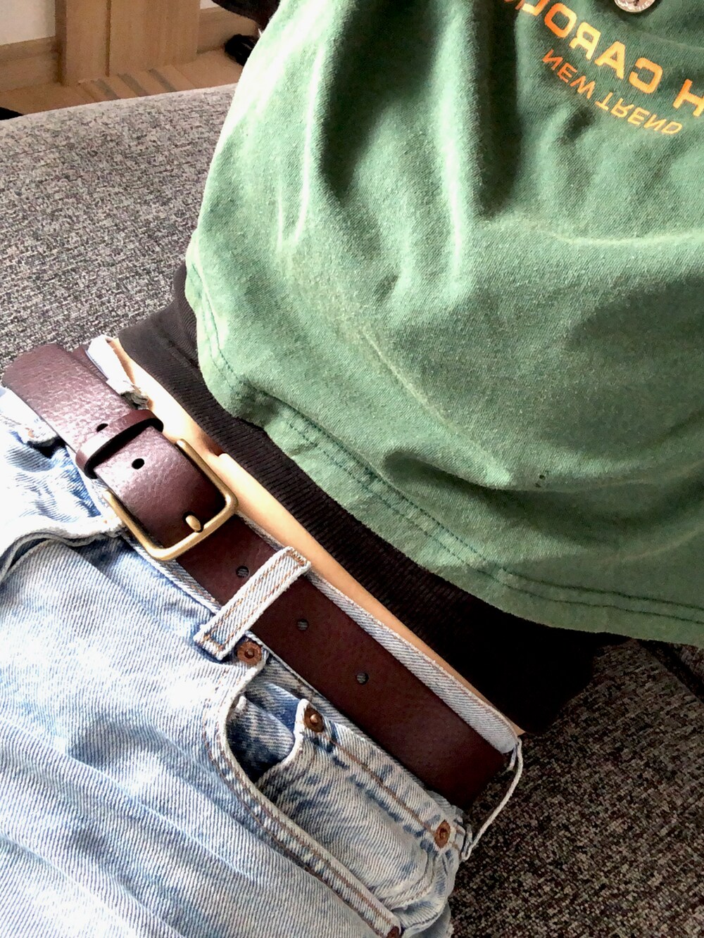 グリーン系のTシャツ/カットソー、ブルー系のデニムパンツを着用したレディースの夏コーディネートの2枚目の写真