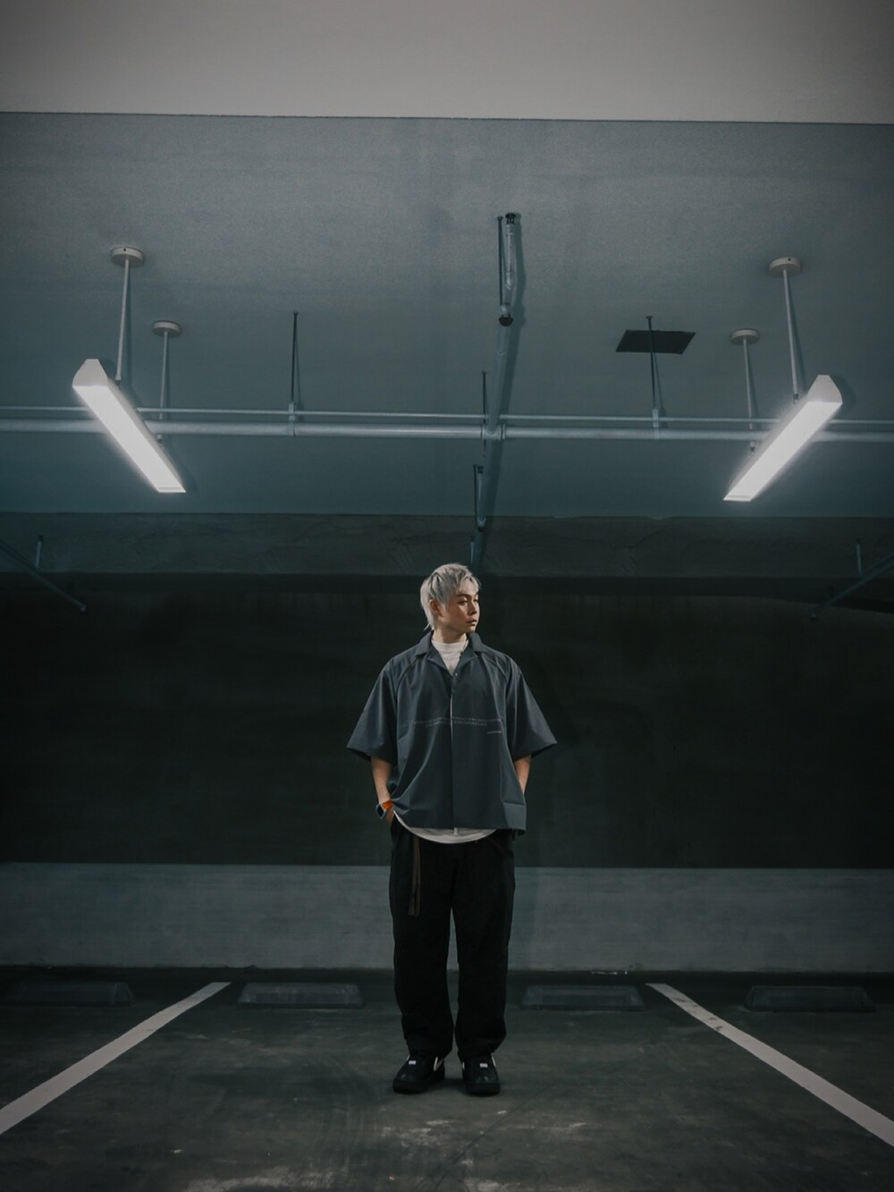 グレー系のシャツ/ブラウス、ブラック系のチノパンツを着用したメンズの夏コーディネートの2枚目の写真