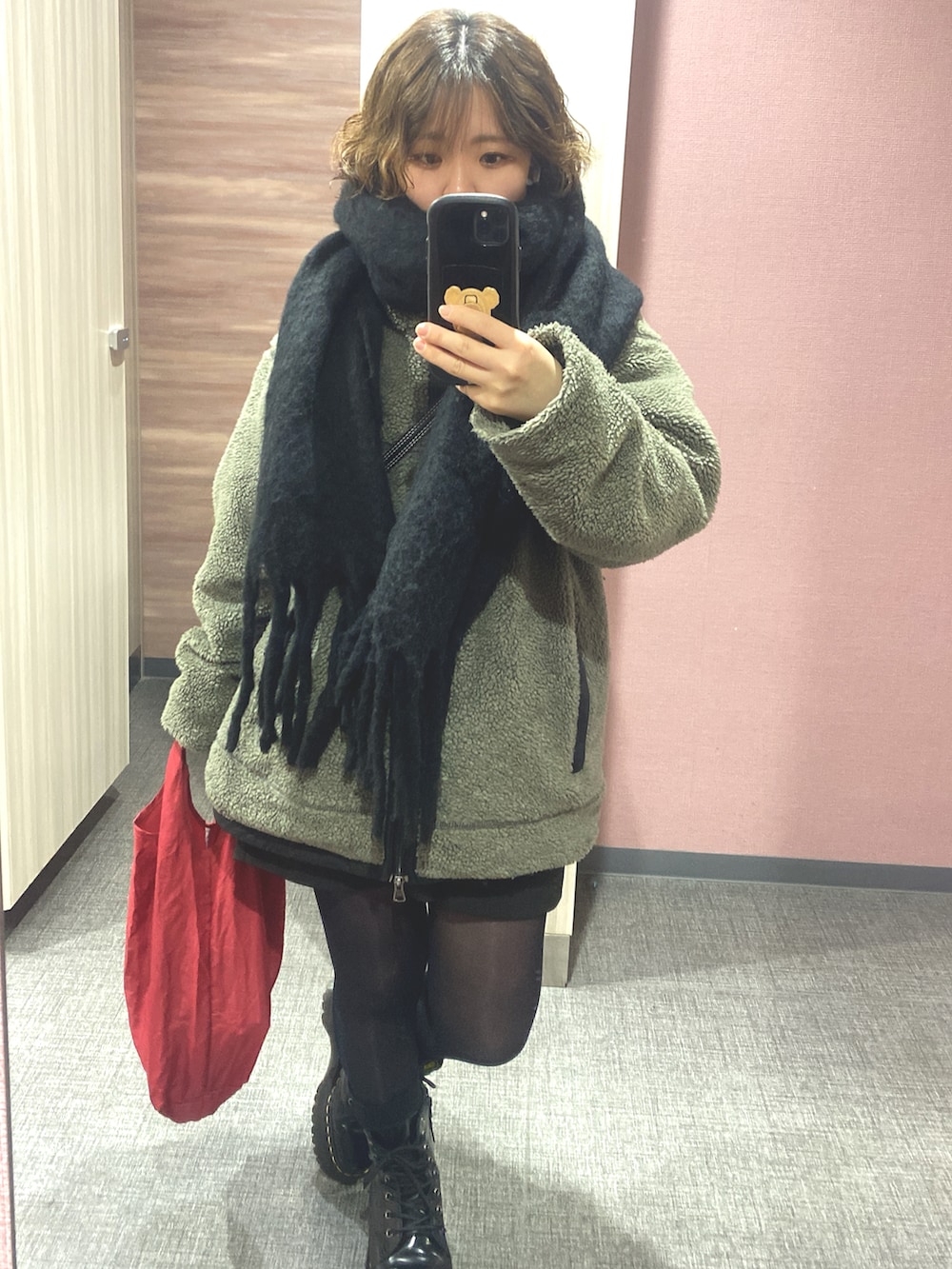 ブラック系のその他パンツ、ブラック系のブーツ、ブラック系のマフラーを着用したレディースの冬コーディネートの2枚目の写真