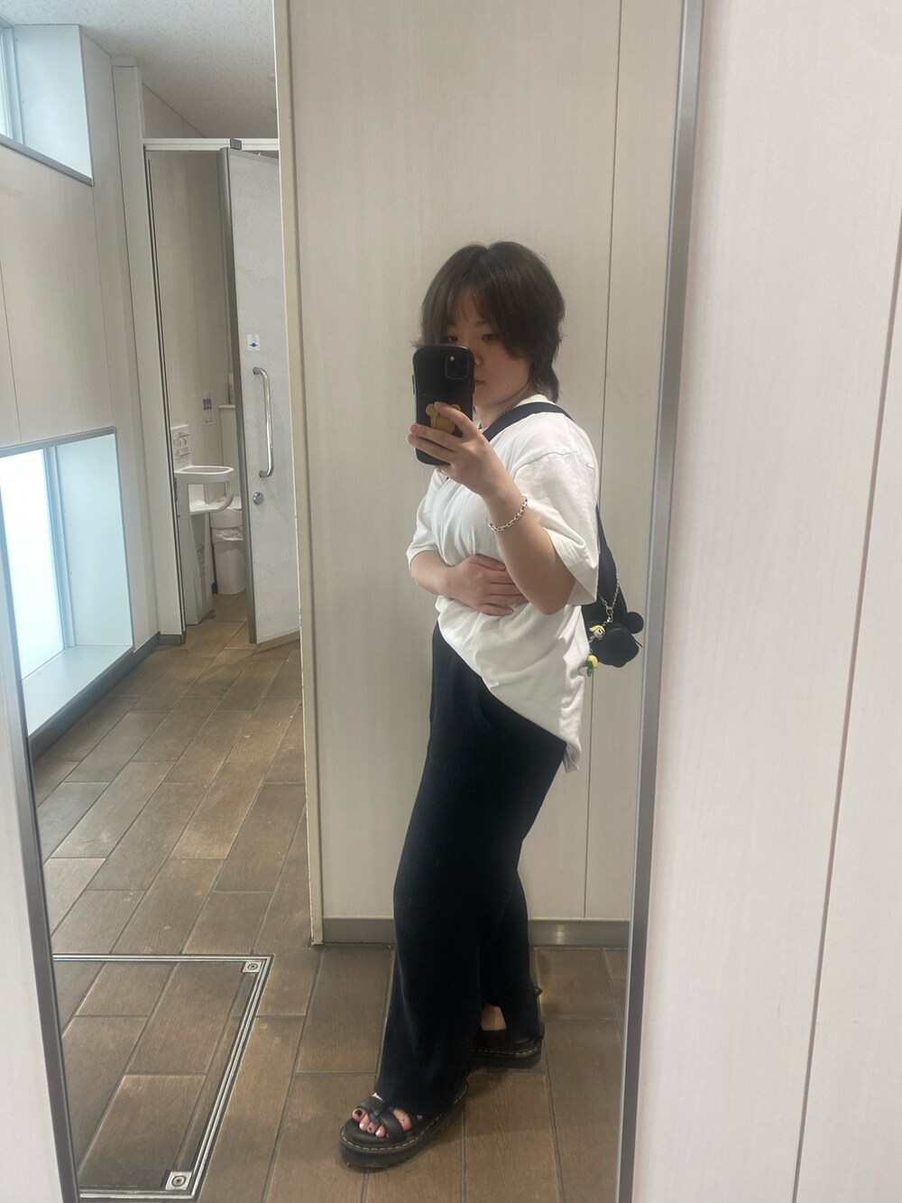 ブラック系のその他パンツ、ブラック系のサンダルを着用したレディースの夏コーディネートの2枚目の写真