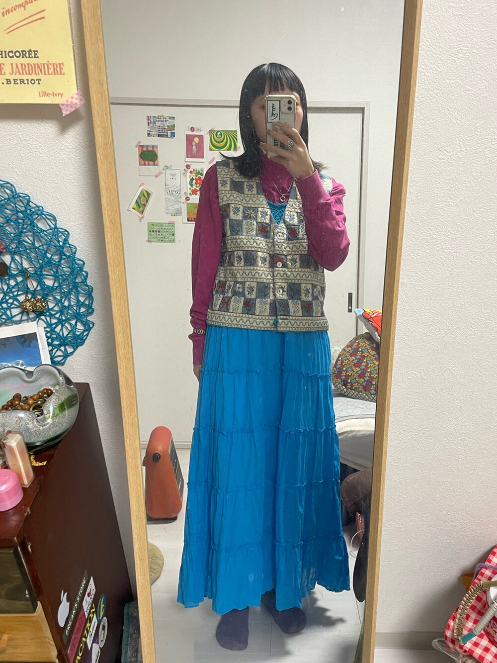 ブラウン系のテーラードジャケット、ブルー系のワンピース、ブルー系のベストを着用したレディースの春コーディネートの2枚目の写真