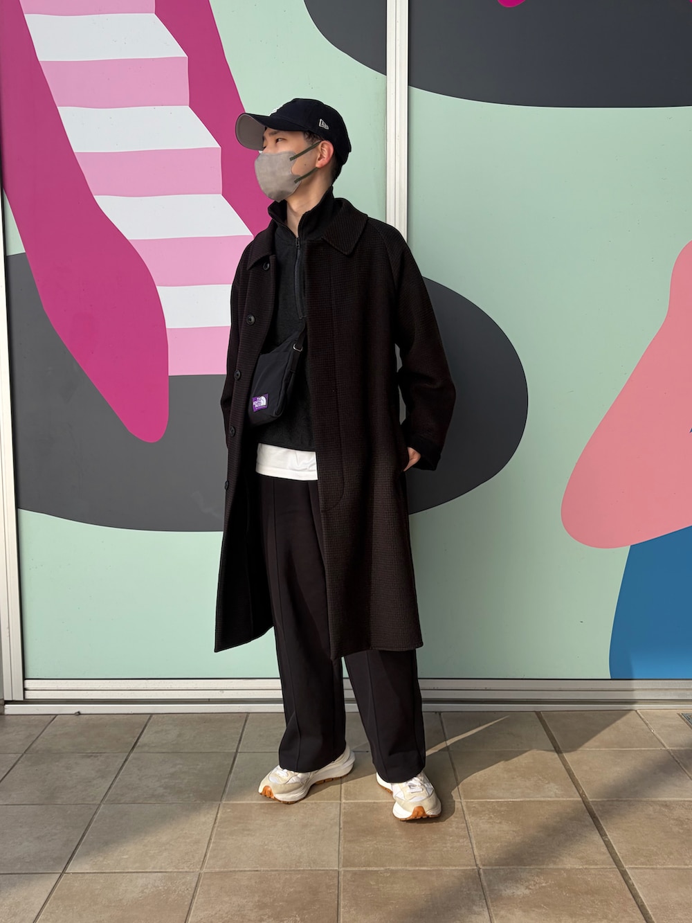 ブラック系のショルダーバッグ、ブラック系のスウェット、ブラウン系のステンカラーコートを着用したメンズの春コーディネートの2枚目の写真