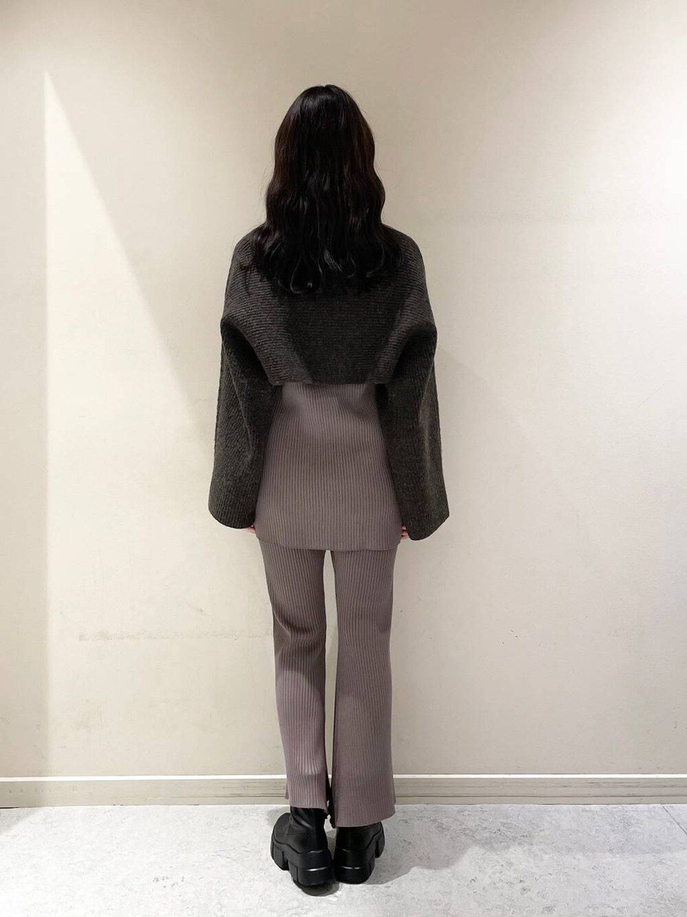 ブラック系のブーツ、ブラウン系のつなぎ/オールインワンを着用したレディースの冬コーディネートの3枚目の写真