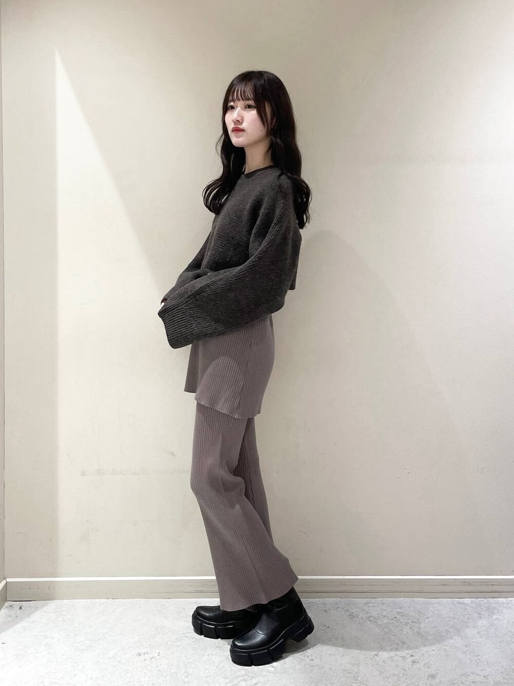 ブラック系のブーツ、ブラウン系のつなぎ/オールインワンを着用したレディースの冬コーディネートの2枚目の写真