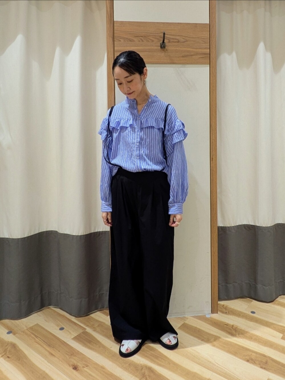 ブラック系のその他パンツ、ブルー系のシャツ/ブラウスを着用したレディースの夏コーディネートの4枚目の写真