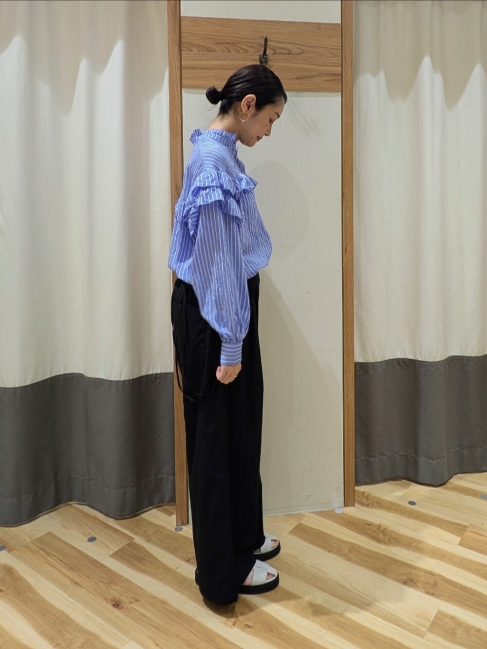 ブラック系のその他パンツ、ブルー系のシャツ/ブラウスを着用したレディースの夏コーディネートの2枚目の写真