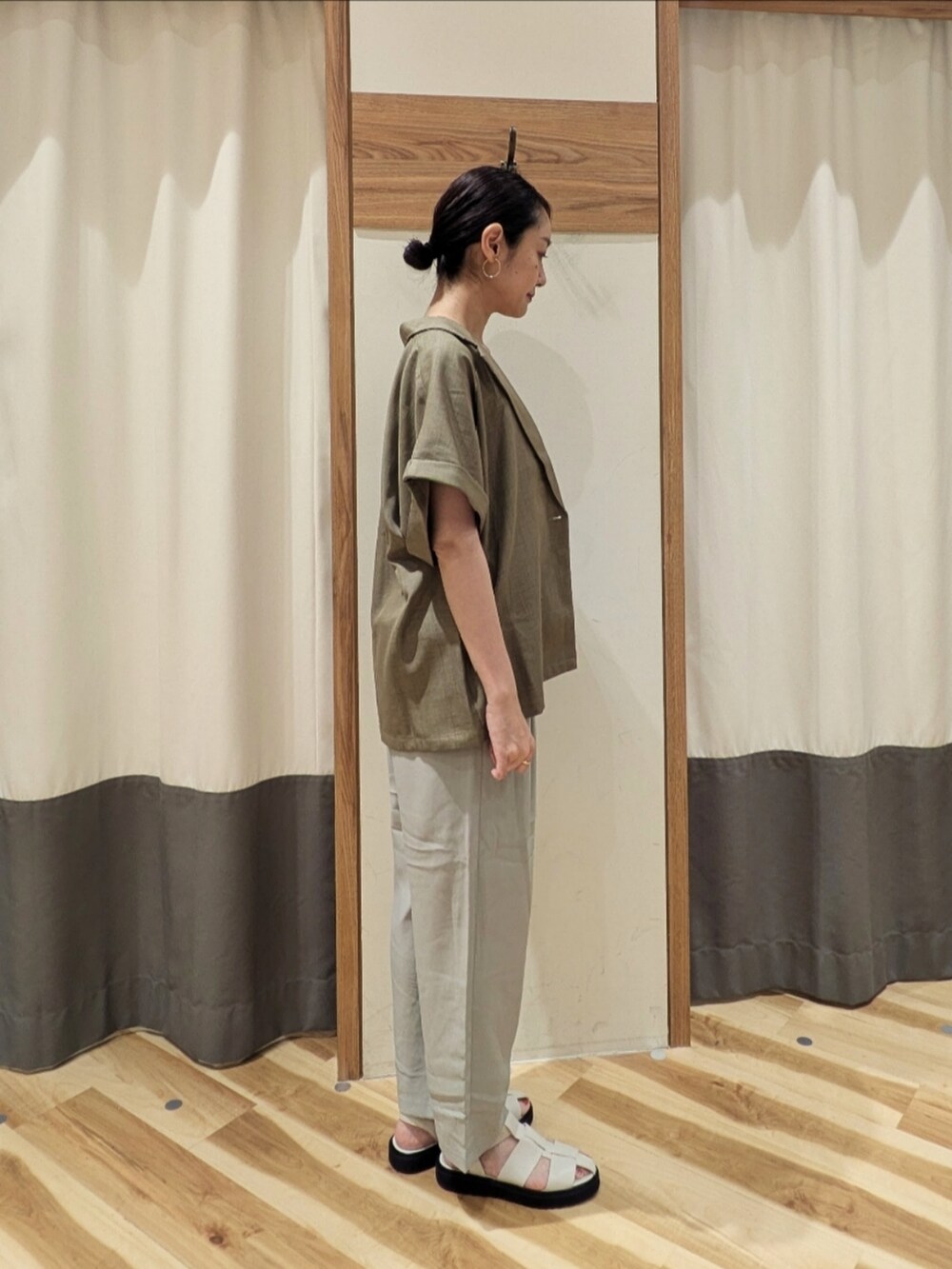 ベージュ系のシャツ/ブラウス、ブラック系のタンクトップ、グレー系のその他パンツを着用したレディースの夏コーディネートの2枚目の写真