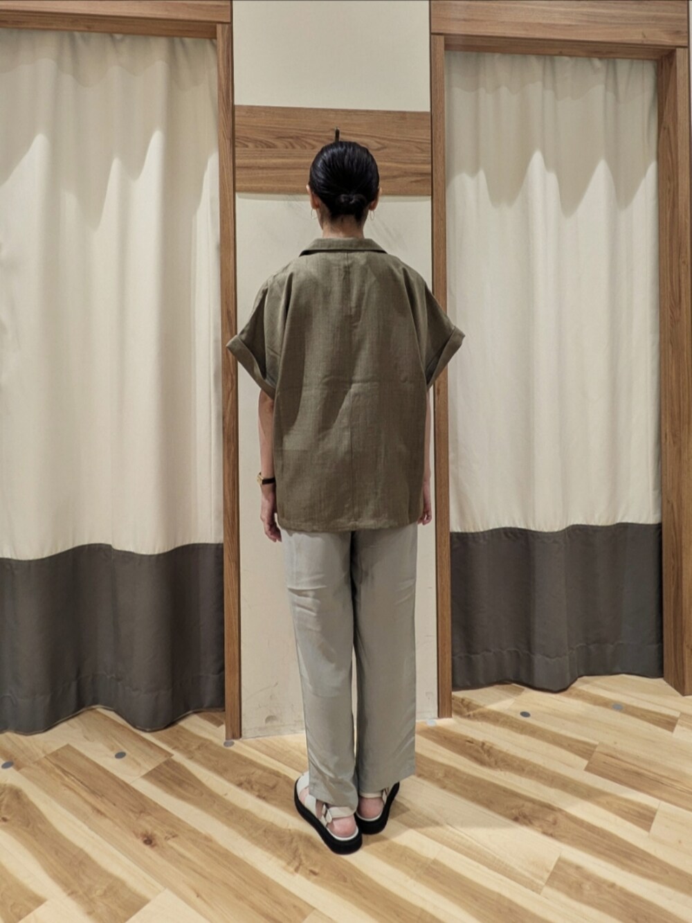 ベージュ系のシャツ/ブラウス、ブラック系のタンクトップ、グレー系のその他パンツを着用したレディースの夏コーディネートの3枚目の写真