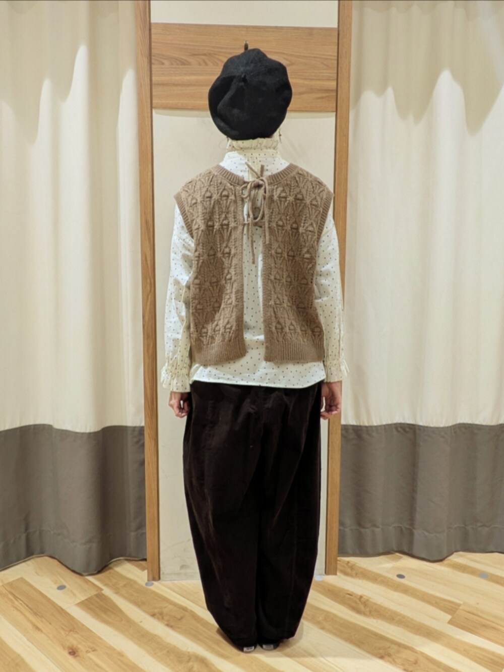 ブラウン系のベスト、ホワイト系のシャツ/ブラウス、ブラウン系のその他パンツを着用したレディースの冬コーディネートの5枚目の写真