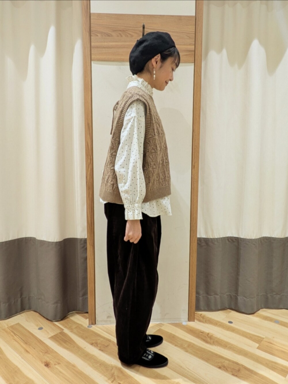 ブラウン系のベスト、ホワイト系のシャツ/ブラウス、ブラウン系のその他パンツを着用したレディースの冬コーディネートの4枚目の写真