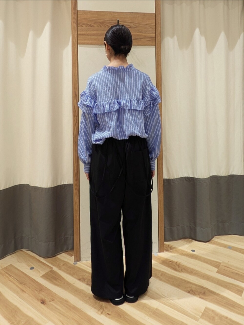 ブラック系のその他パンツ、ブルー系のシャツ/ブラウスを着用したレディースの夏コーディネートの3枚目の写真