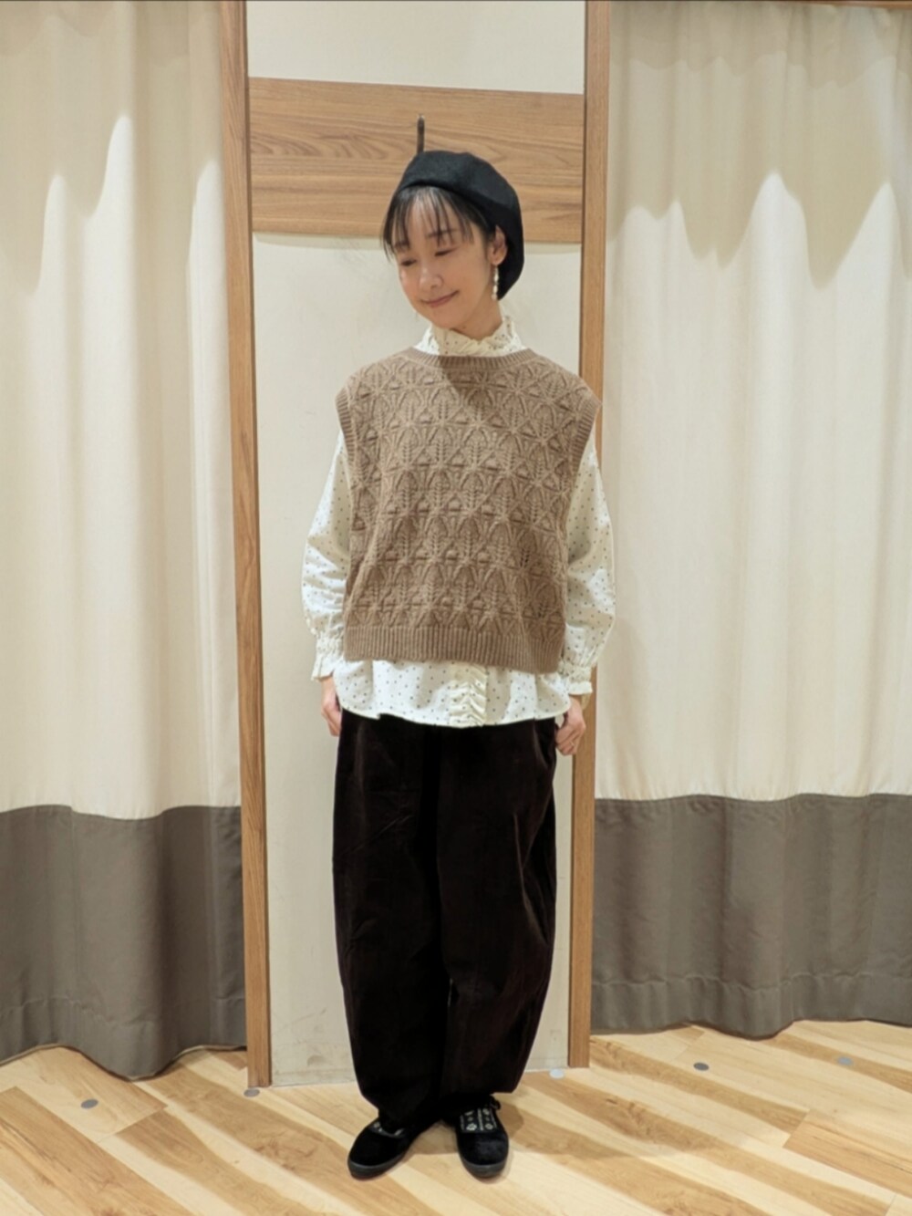 ブラウン系のベスト、ホワイト系のシャツ/ブラウス、ブラウン系のその他パンツを着用したレディースの冬コーディネートの3枚目の写真