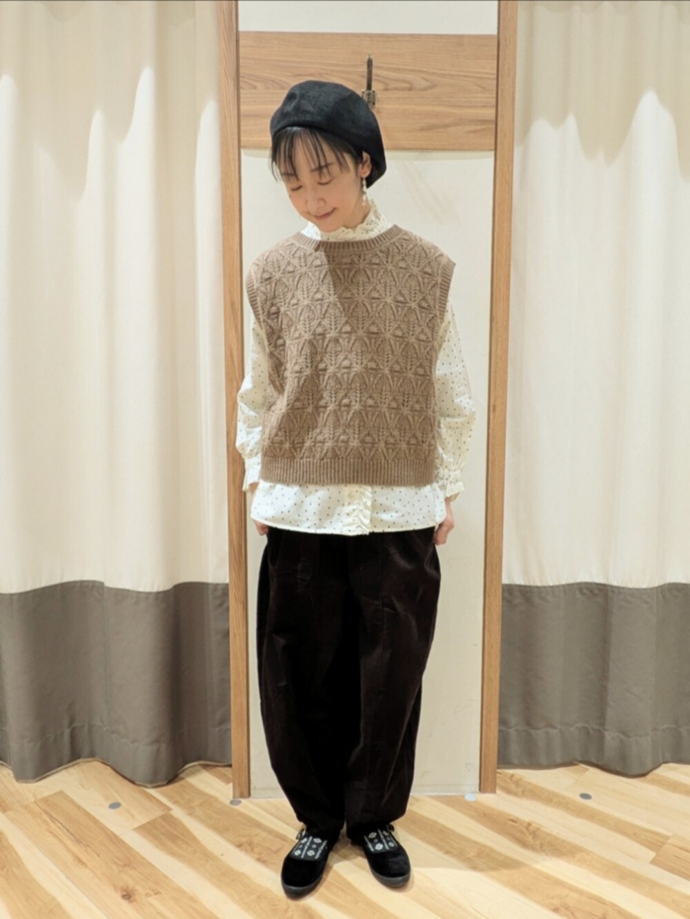 ブラウン系のベスト、ホワイト系のシャツ/ブラウス、ブラウン系のその他パンツを着用したレディースの冬コーディネートの2枚目の写真