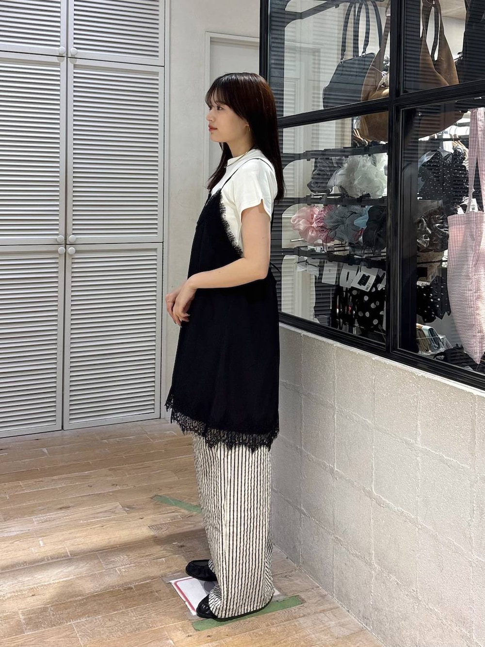 ホワイト系のTシャツ/カットソー、ブラック系のローファー、ホワイト系のその他パンツを着用したレディースの春コーディネートの2枚目の写真