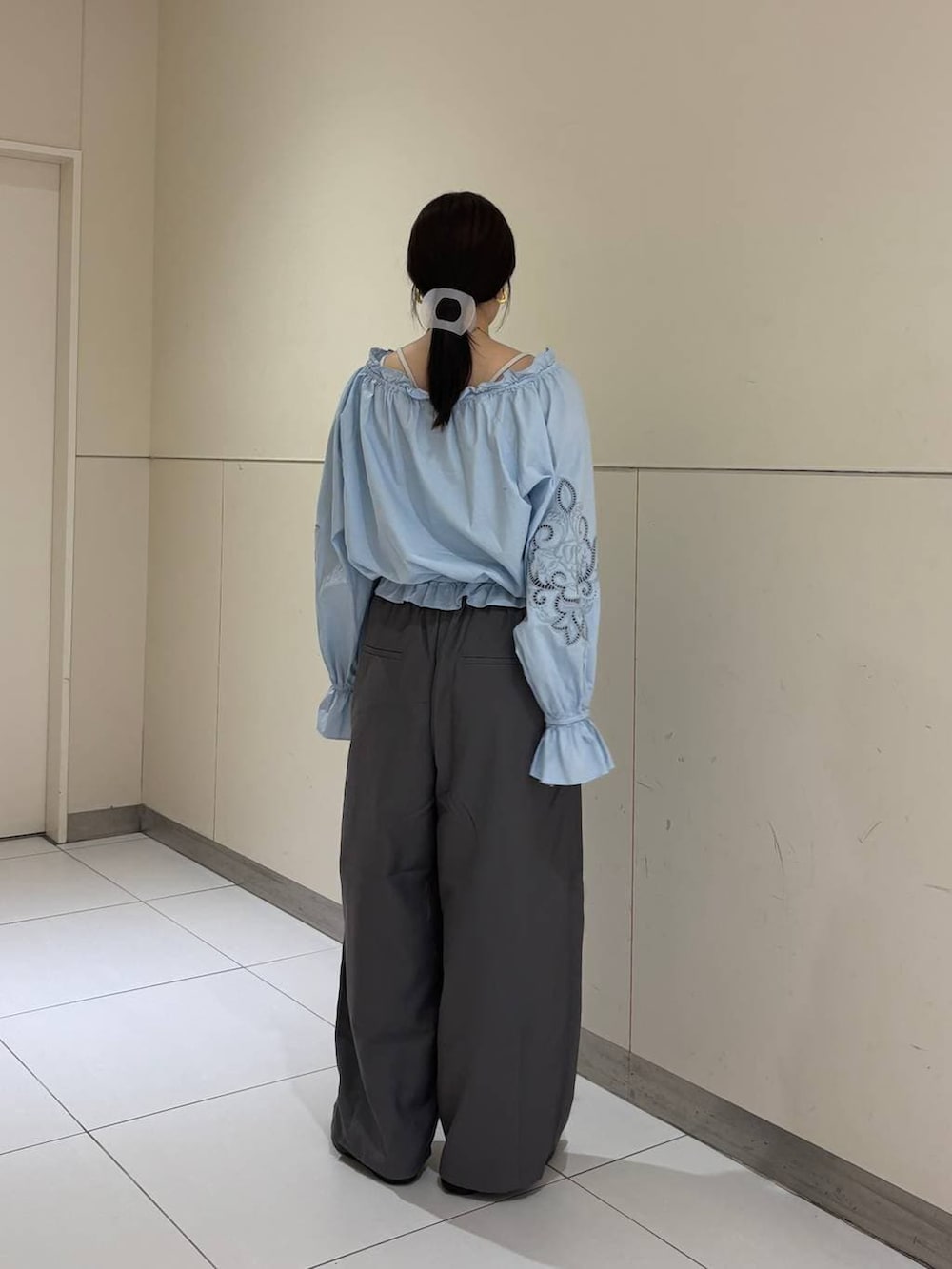 グレー系のその他パンツ、ブルー系のシャツ/ブラウス、ブラック系のベルトを着用したレディースの春コーディネートの5枚目の写真