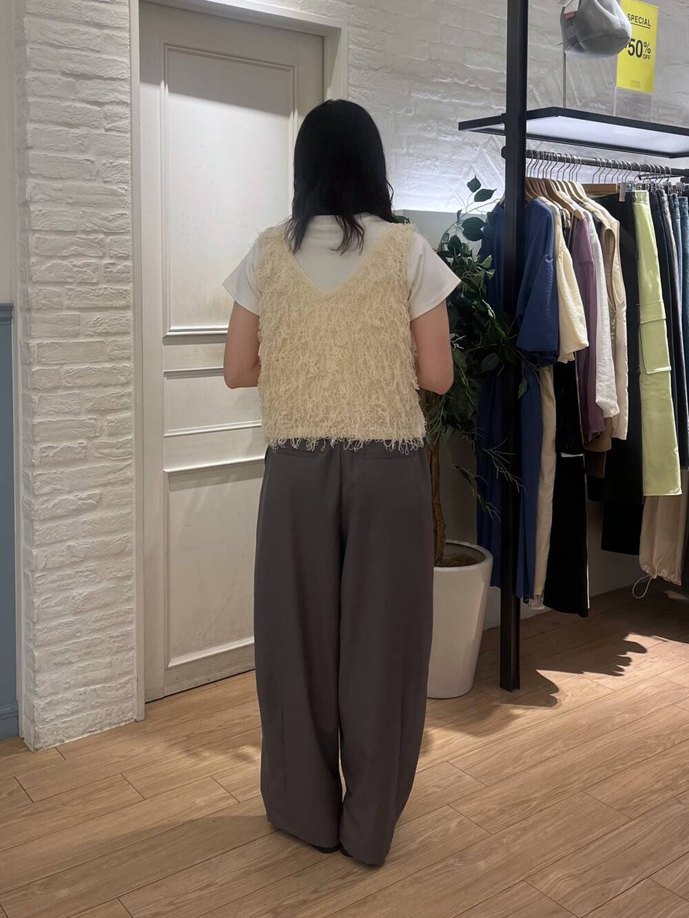 ホワイト系のTシャツ/カットソー、ブラック系のサンダル、グレー系のその他パンツを着用したレディースの夏コーディネートの4枚目の写真