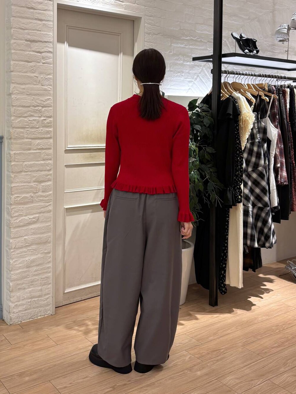 グレー系のその他パンツ、ブラック系のボストンバッグ、ブラック系のサンダルを着用したレディースの秋コーディネートの4枚目の写真