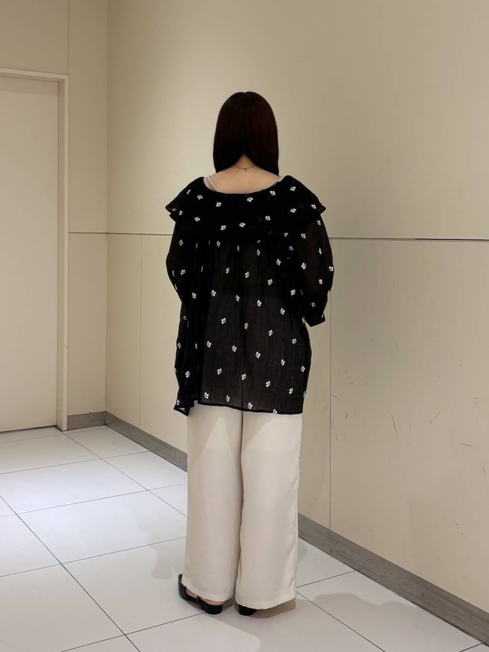 ホワイト系のその他パンツ、ブラック系のサンダル、ブラック系のワンピースを着用したレディースの春コーディネートの4枚目の写真