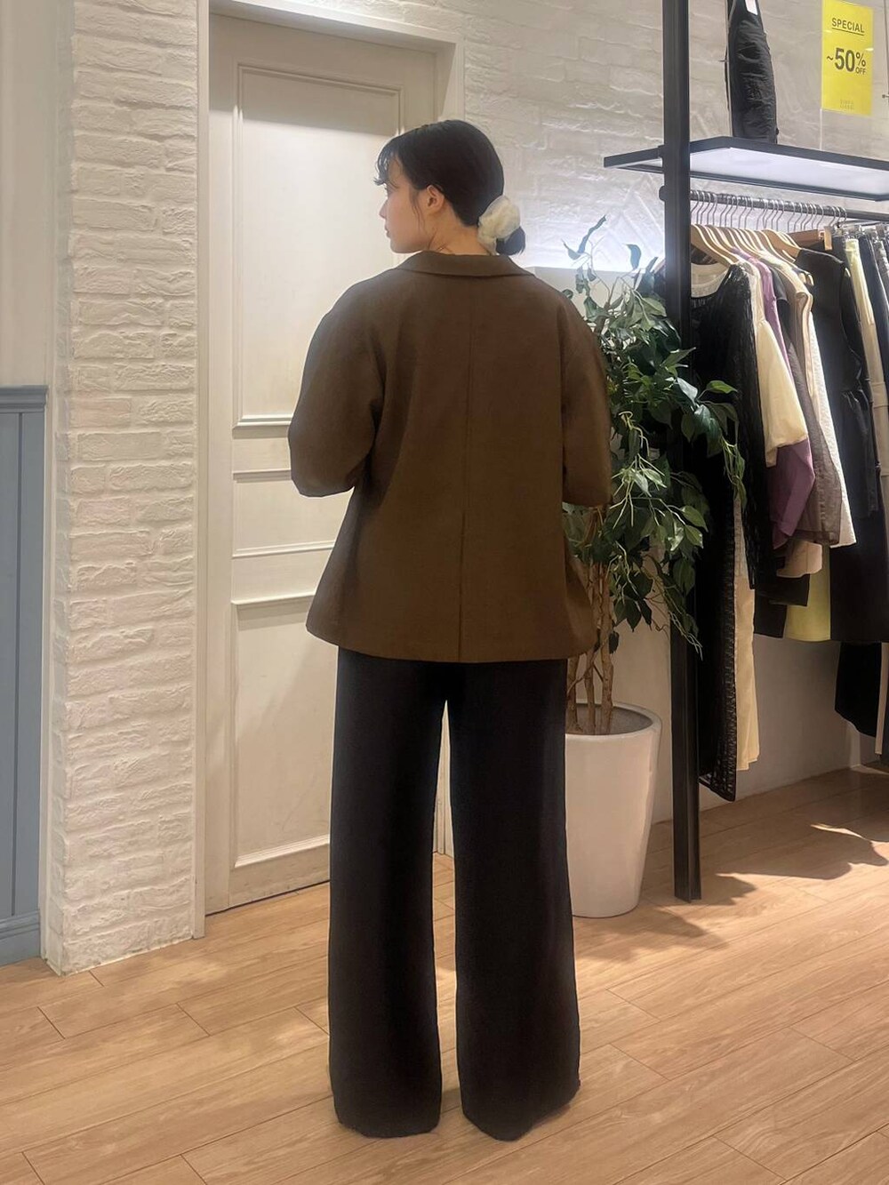 ブラウン系のテーラードジャケット、ブラック系のサンダル、ブラック系のその他パンツを着用したレディースの夏コーディネートの5枚目の写真