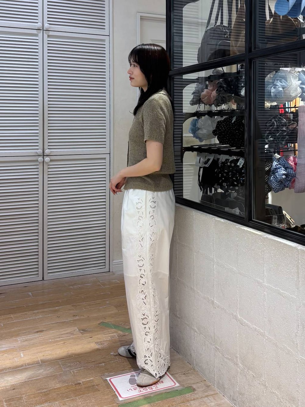 ホワイト系のその他パンツ、ベージュ系のTシャツ/カットソーを着用したレディースの春コーディネートの3枚目の写真