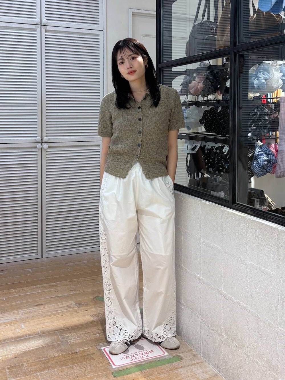 ホワイト系のその他パンツ、ベージュ系のTシャツ/カットソーを着用したレディースの春コーディネートの2枚目の写真