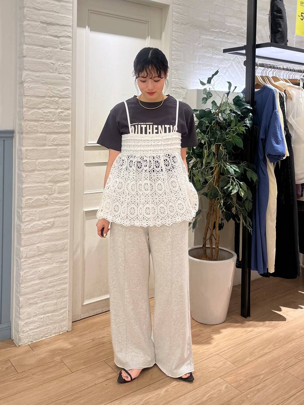 ブラック系のサンダル、グレー系のTシャツ/カットソー、グレー系のスウェットパンツを着用したレディースの夏コーディネートの2枚目の写真