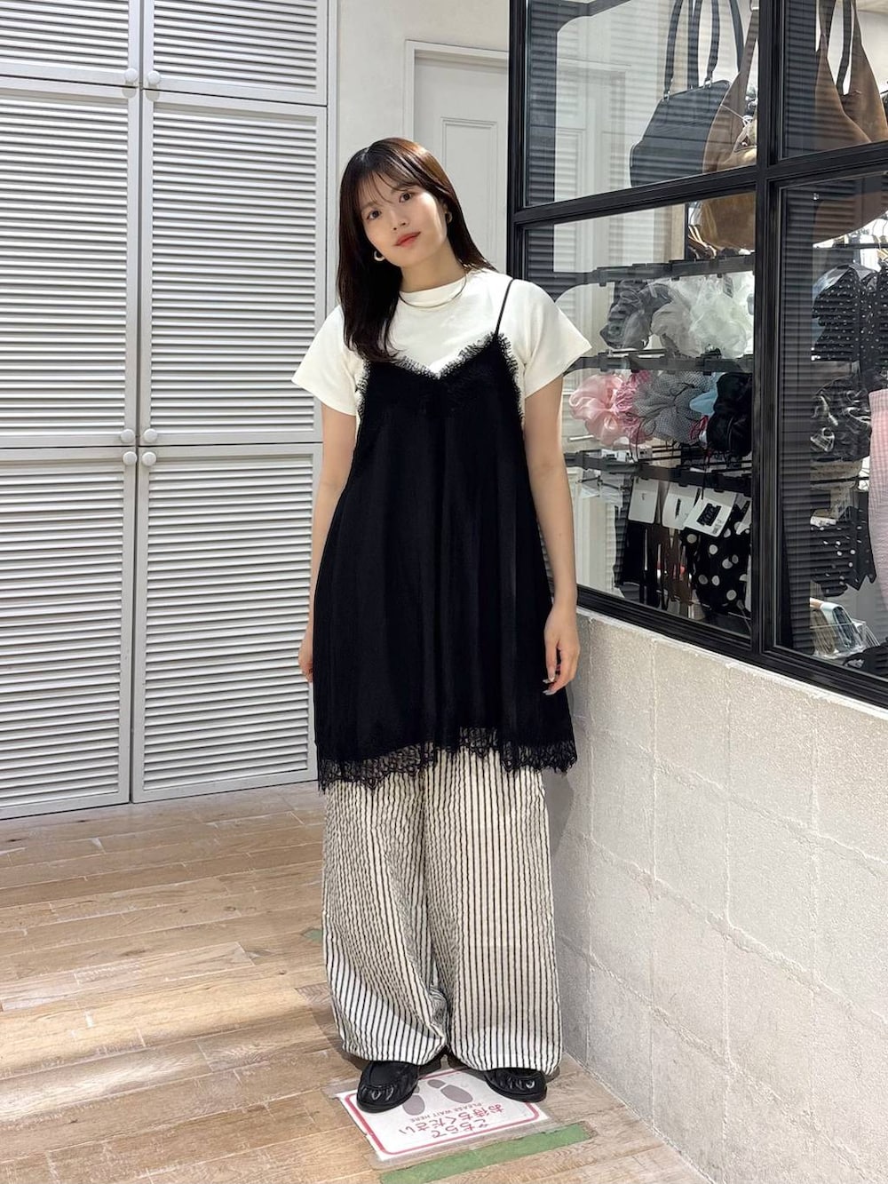 ホワイト系のTシャツ/カットソー、ブラック系のローファー、ホワイト系のその他パンツを着用したレディースの春コーディネートの4枚目の写真