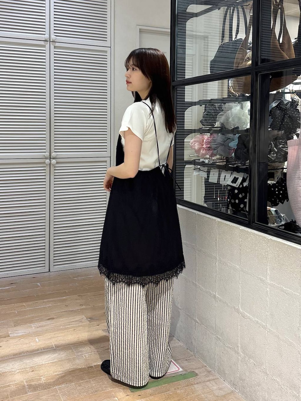 ホワイト系のTシャツ/カットソー、ブラック系のローファー、ホワイト系のその他パンツを着用したレディースの春コーディネートの3枚目の写真