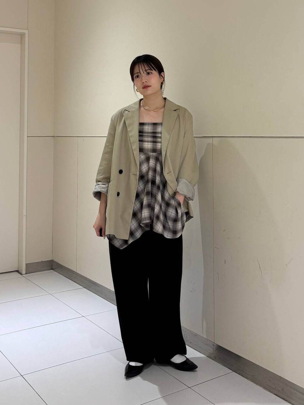 ブラック系のスウェットパンツ、ベージュ系のその他アウター、ブラウン系のその他トップスを着用したレディースの春コーディネートの2枚目の写真