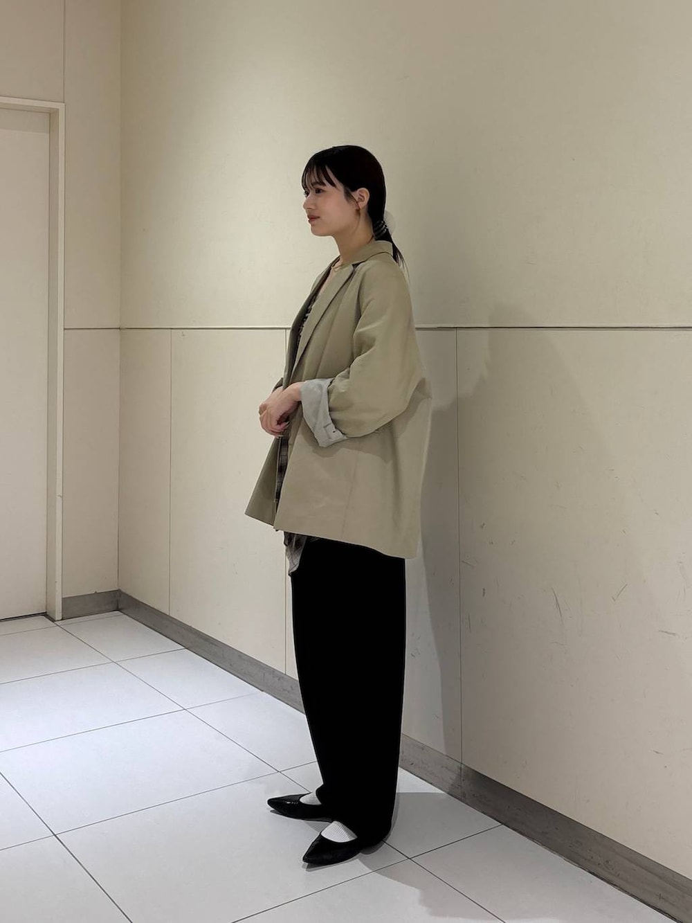 ブラック系のスウェットパンツ、ベージュ系のその他アウター、ブラウン系のその他トップスを着用したレディースの春コーディネートの3枚目の写真