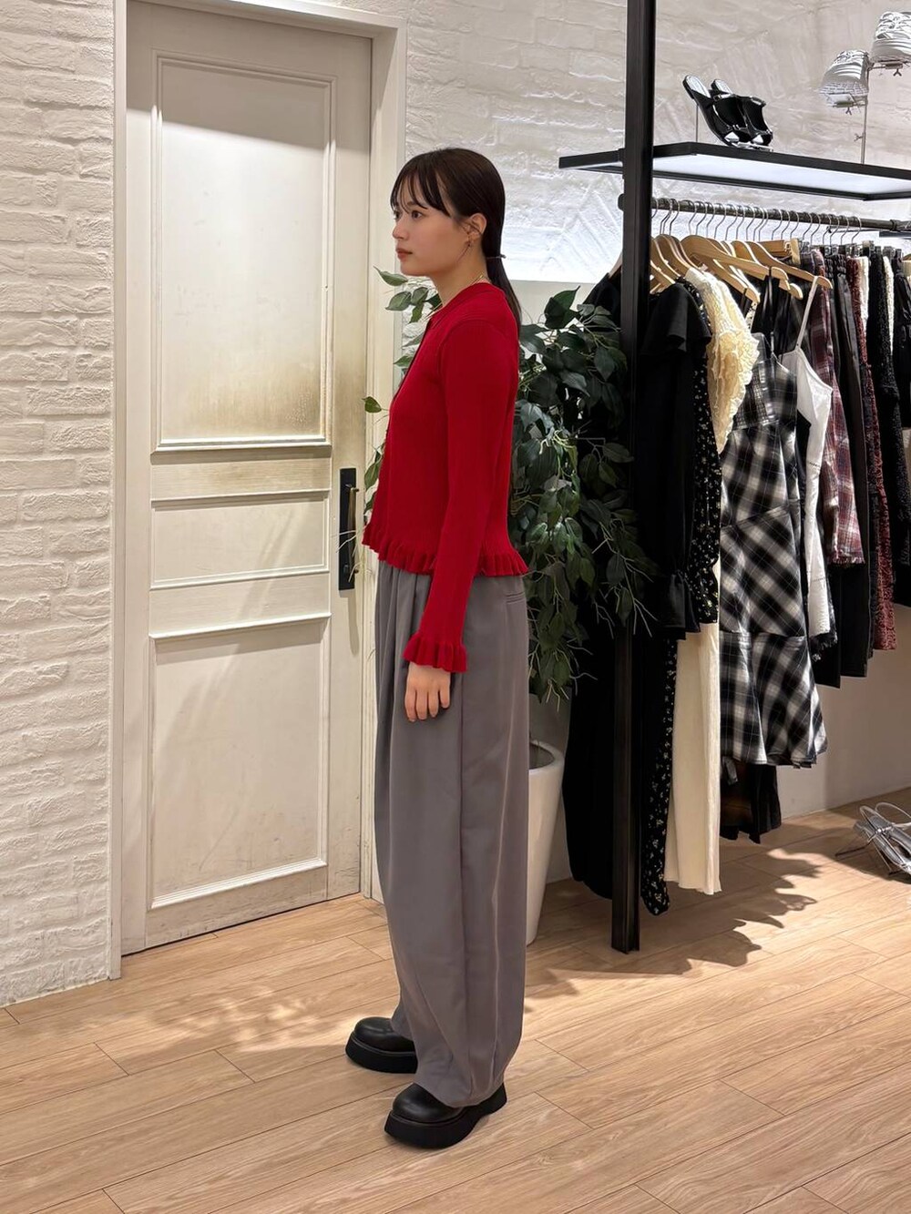 グレー系のその他パンツ、ブラック系のボストンバッグ、ブラック系のサンダルを着用したレディースの秋コーディネートの3枚目の写真