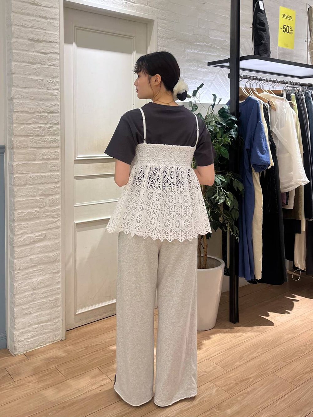 ブラック系のサンダル、グレー系のTシャツ/カットソー、グレー系のスウェットパンツを着用したレディースの夏コーディネートの4枚目の写真