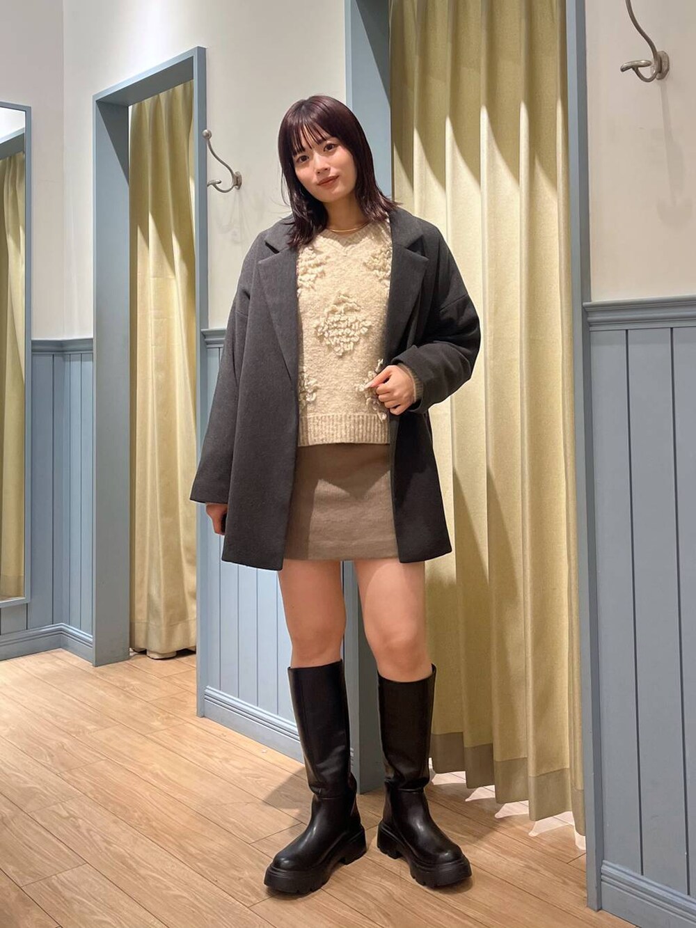 「体型カバー、リラックス、ミーハー、LOWRYS FARM、冬アウター、アウター、きれいめカジュアル、デートコーデ、おでかけ、ブーツ、冬コーデ、秋コーデ、高身長、骨格ナチュラル、ニット」｜「LOWRYS FARMのダブルフェイスユルジャケット 116453（チェスターコート、グレー系）」を使った、waka72002さん（レディース・164cm）の冬コーディネートの2枚目の写真