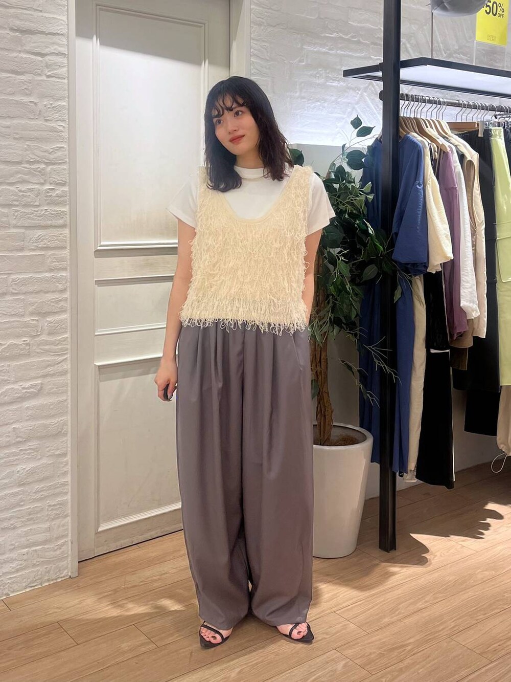 ホワイト系のTシャツ/カットソー、ブラック系のサンダル、グレー系のその他パンツを着用したレディースの夏コーディネートの2枚目の写真