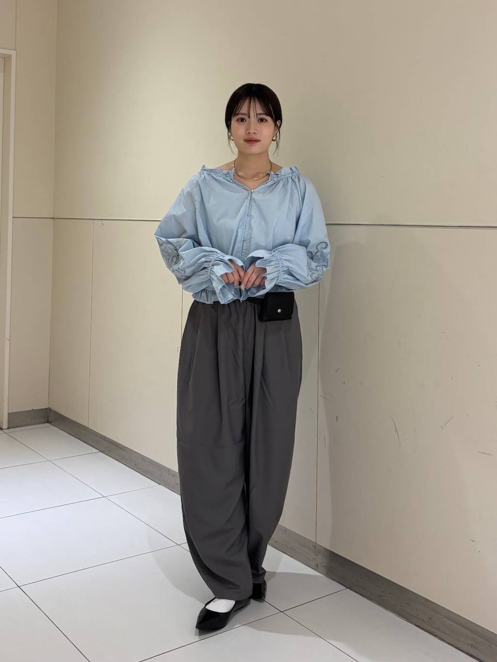 グレー系のその他パンツ、ブルー系のシャツ/ブラウス、ブラック系のベルトを着用したレディースの春コーディネートの2枚目の写真