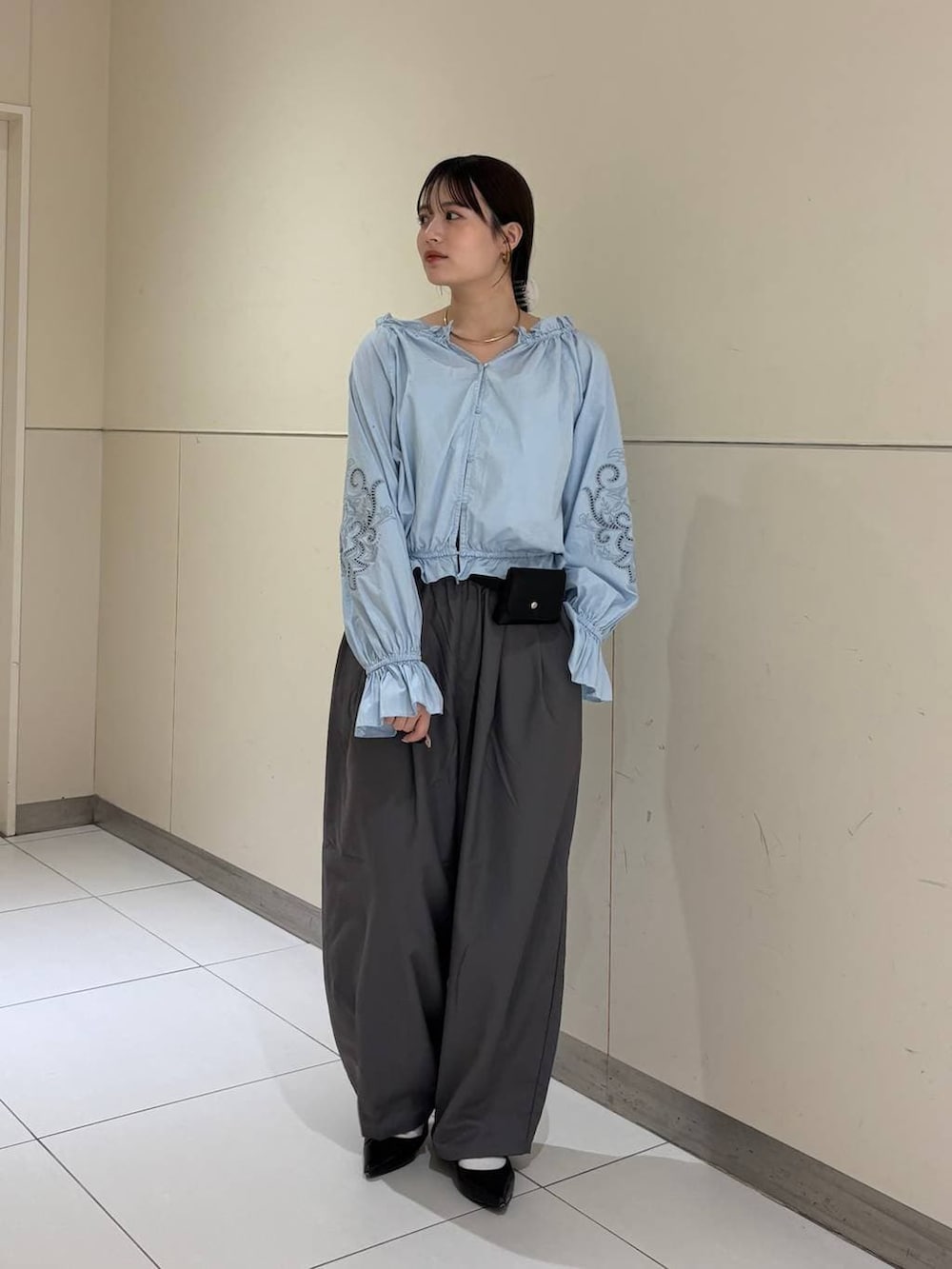 グレー系のその他パンツ、ブルー系のシャツ/ブラウス、ブラック系のベルトを着用したレディースの春コーディネートの3枚目の写真
