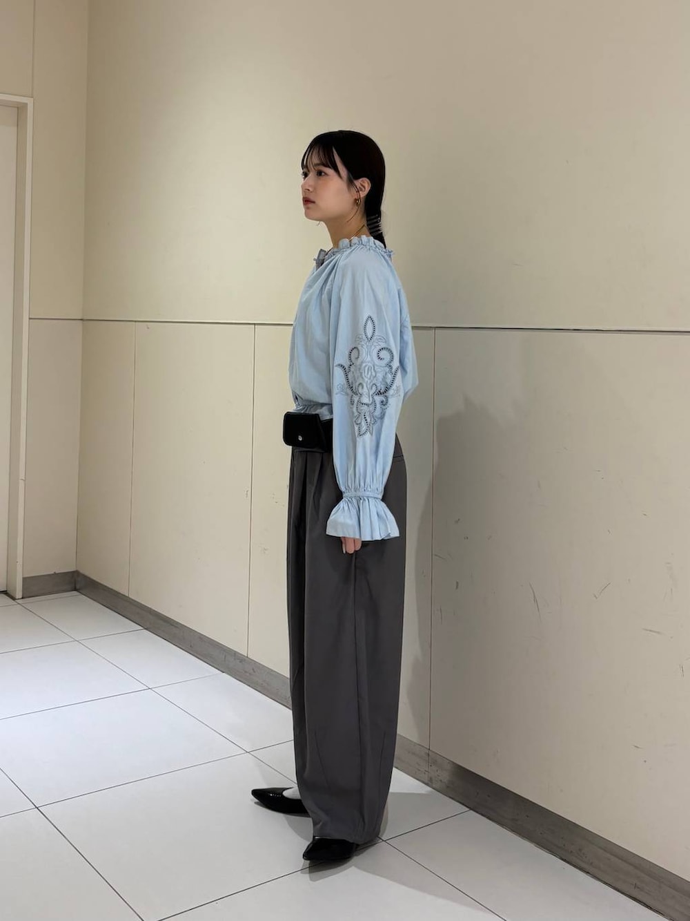グレー系のその他パンツ、ブルー系のシャツ/ブラウス、ブラック系のベルトを着用したレディースの春コーディネートの4枚目の写真