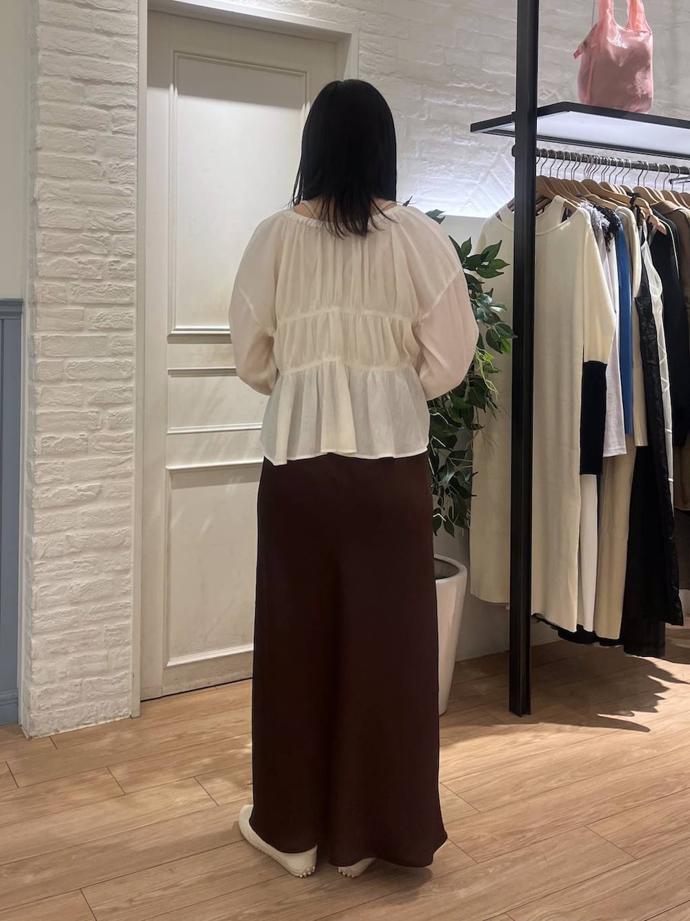 ホワイト系のシャツ/ブラウス、ブラウン系のスカートを着用したレディースの春コーディネートの3枚目の写真