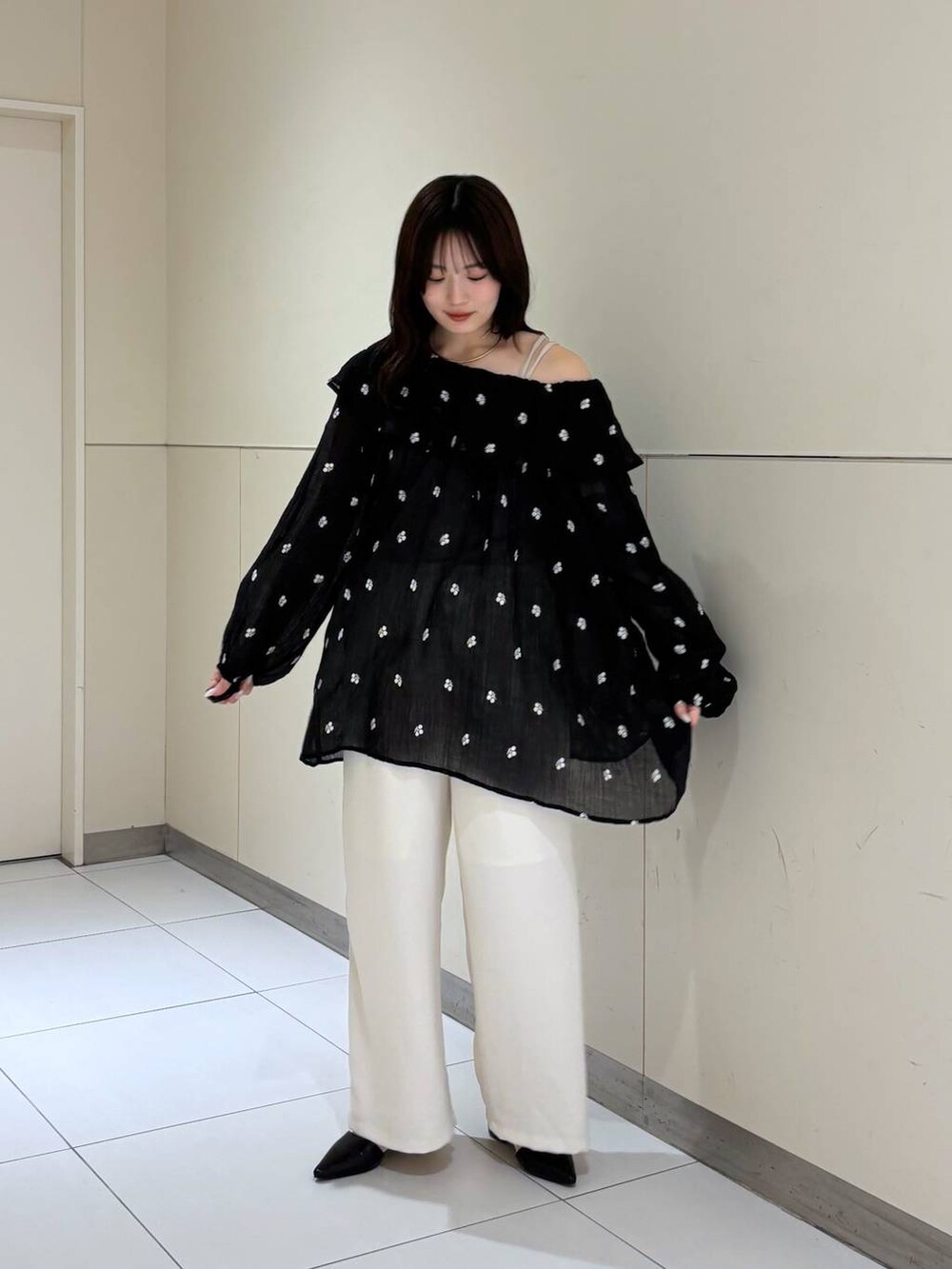 ホワイト系のその他パンツ、ブラック系のサンダル、ブラック系のワンピースを着用したレディースの春コーディネートの5枚目の写真