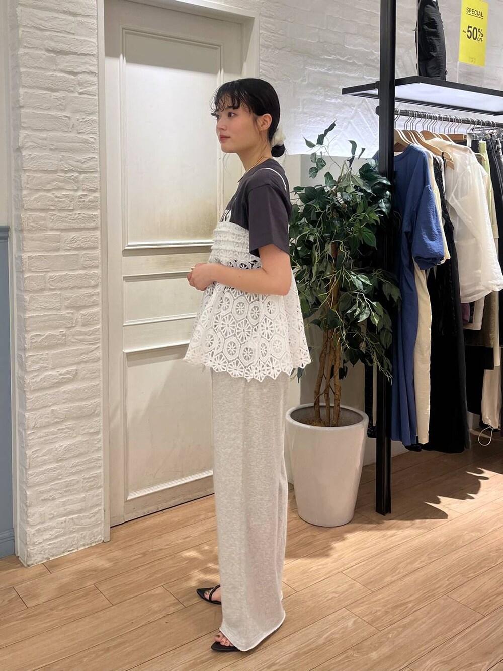 ブラック系のサンダル、グレー系のTシャツ/カットソー、グレー系のスウェットパンツを着用したレディースの夏コーディネートの3枚目の写真