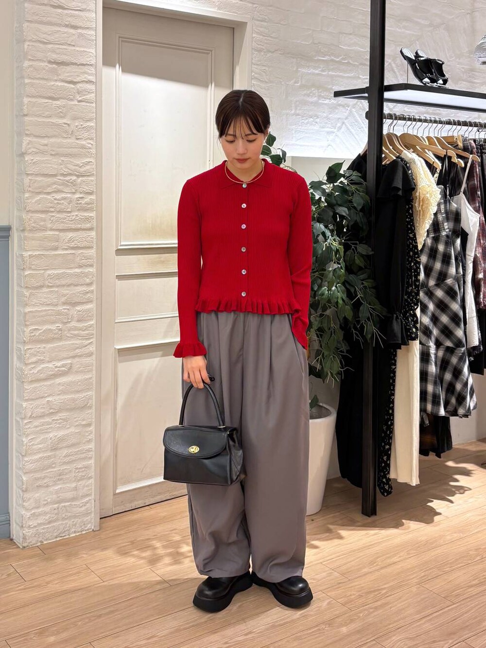 グレー系のその他パンツ、ブラック系のボストンバッグ、ブラック系のサンダルを着用したレディースの秋コーディネートの2枚目の写真