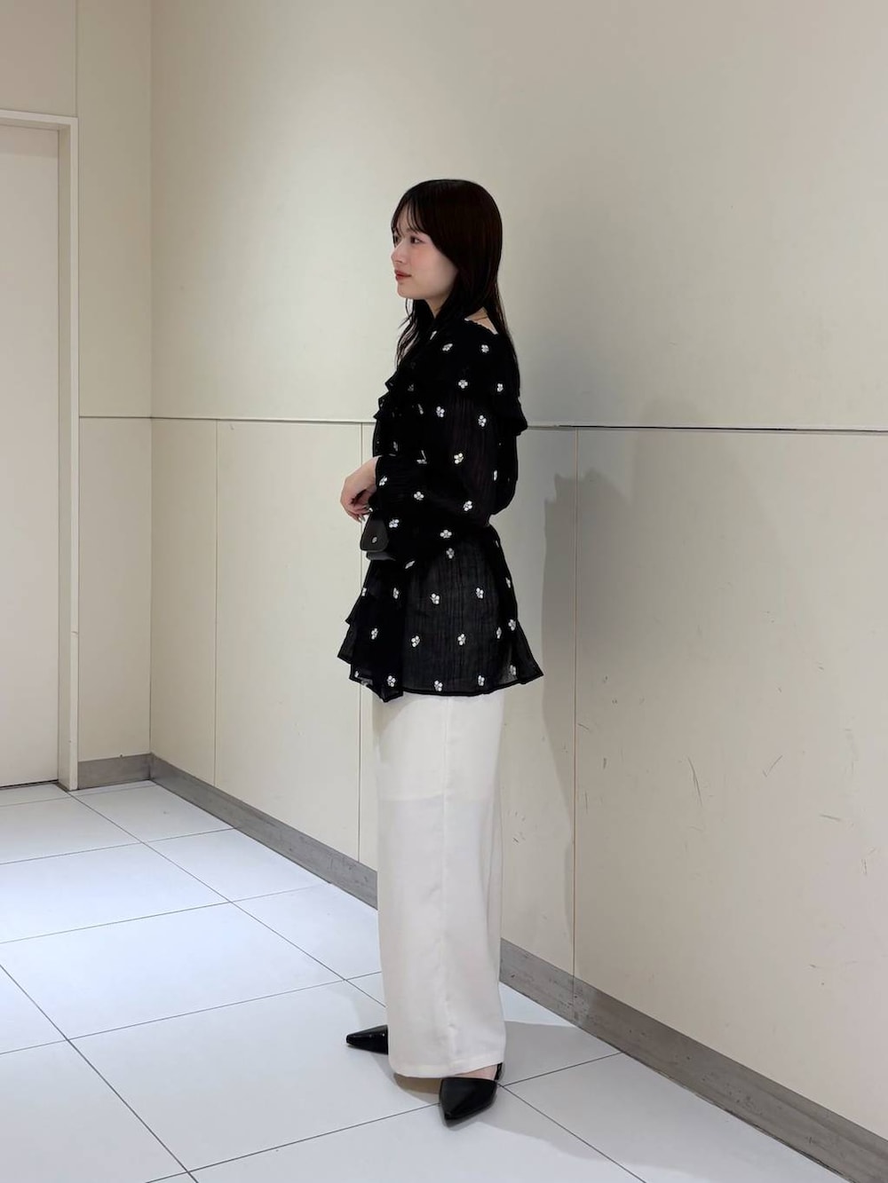 ホワイト系のその他パンツ、ブラック系のサンダル、ブラック系のワンピースを着用したレディースの春コーディネートの3枚目の写真