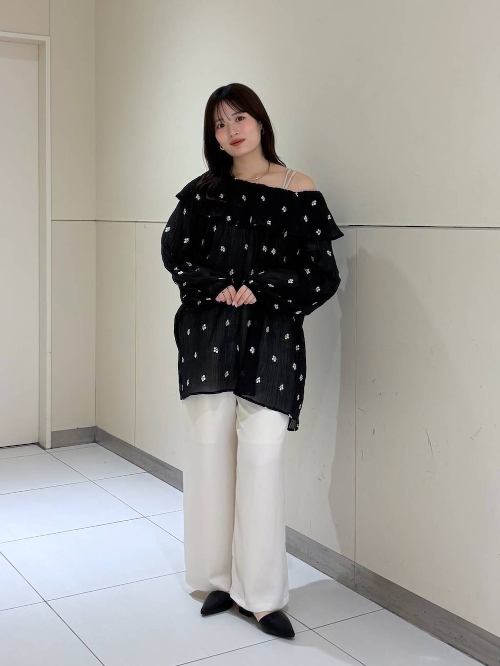 ホワイト系のその他パンツ、ブラック系のサンダル、ブラック系のワンピースを着用したレディースの春コーディネートの2枚目の写真