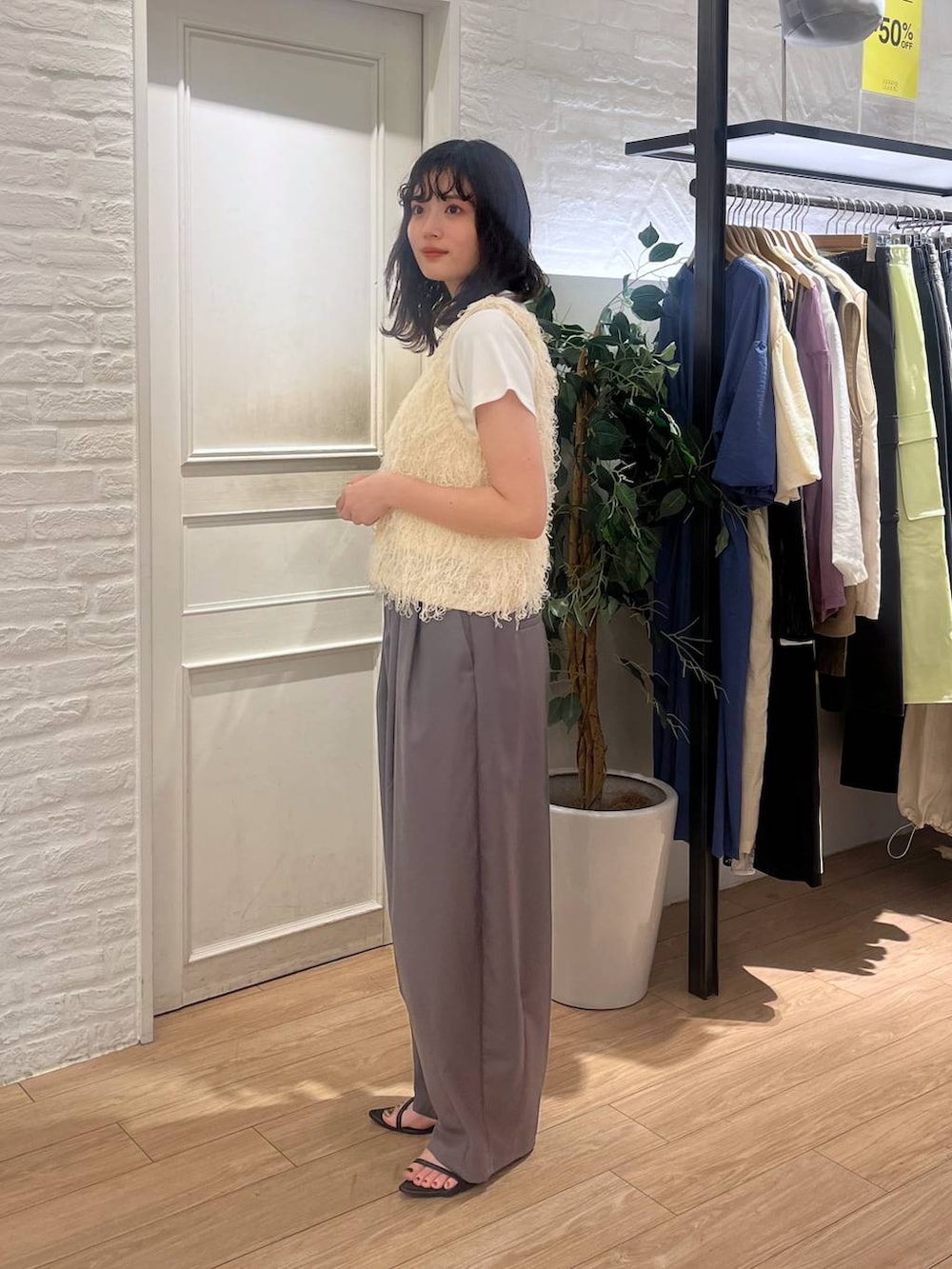 ホワイト系のTシャツ/カットソー、ブラック系のサンダル、グレー系のその他パンツを着用したレディースの夏コーディネートの3枚目の写真