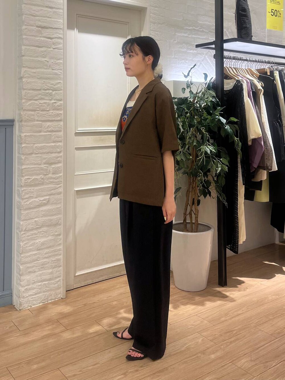 ブラウン系のテーラードジャケット、ブラック系のサンダル、ブラック系のその他パンツを着用したレディースの夏コーディネートの4枚目の写真