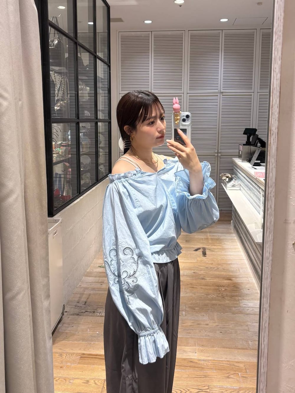 グレー系のその他パンツ、ブルー系のシャツ/ブラウス、ブラック系のベルトを着用したレディースの春コーディネートの6枚目の写真