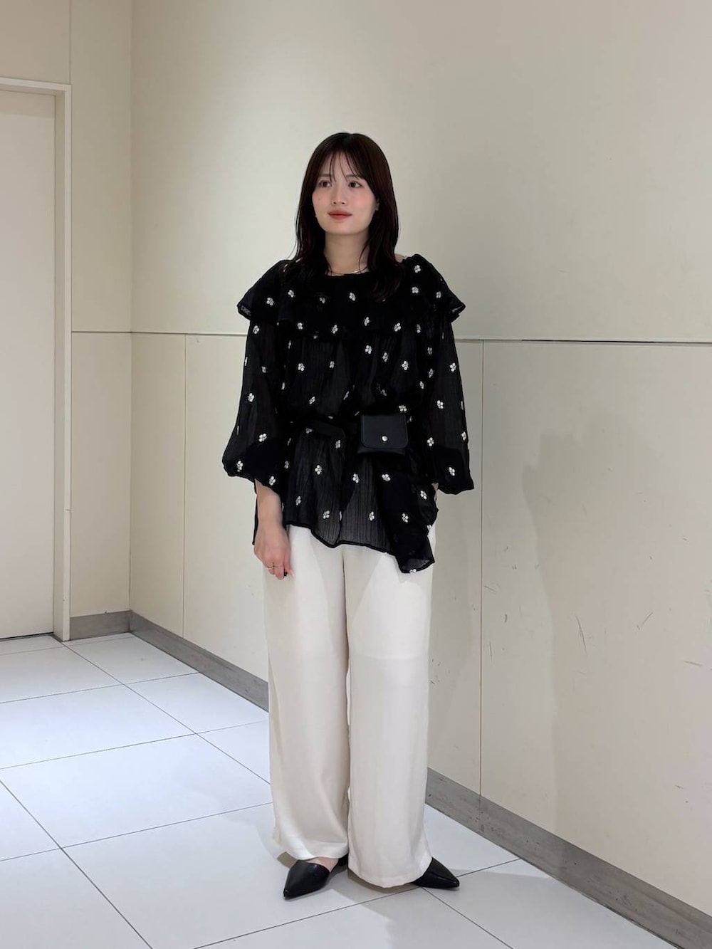 ホワイト系のその他パンツ、ブラック系のサンダル、ブラック系のワンピースを着用したレディースの春コーディネートの6枚目の写真